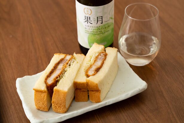 フルーティーな日本酒だけに、ジューシーなカツサンドと意外な好相性を発揮！