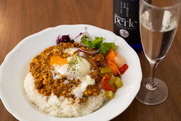 数種のスパイスが織りなす複雑な味わいをペルルが引き立てる