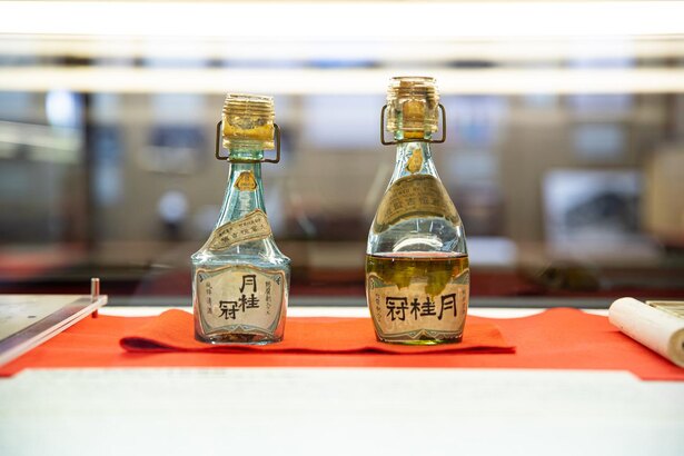 駅の売店で爆発的な人気を得た、猪口付きの酒瓶