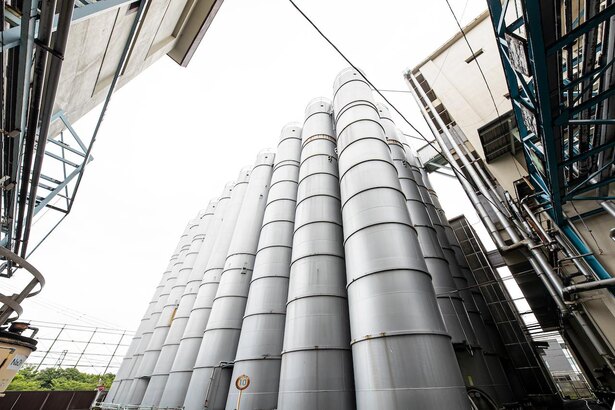 1本につき、日本酒が18万リットルも入る巨大なタンク