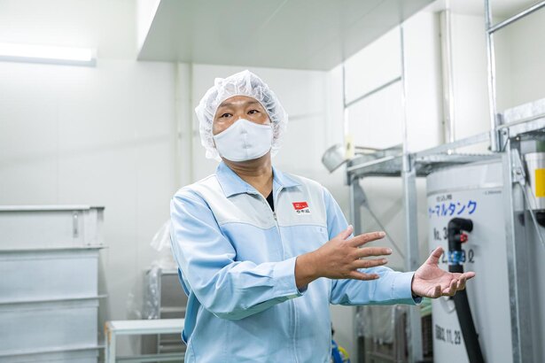 日本酒造りについて熱心に教えてくれた、製造部長の原 健一郎さん