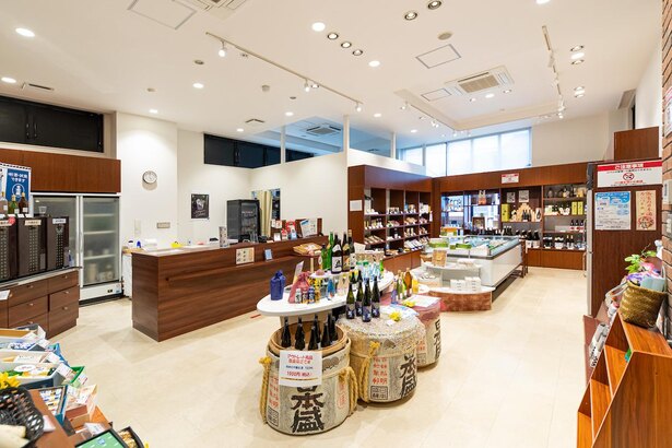 酒蔵通り 煉瓦館内にある直営店。しぼりたて生原酒は地元の人もよく買いに来るそう