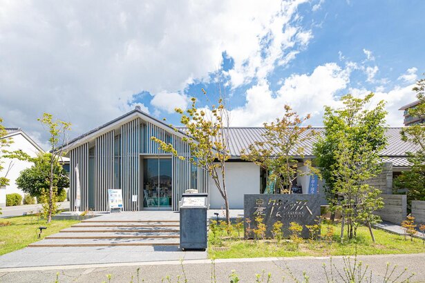 ショップとレストランが入る白鹿クラシックス