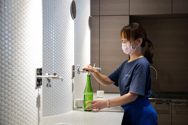 しぼりたて原酒は注文後に瓶詰め